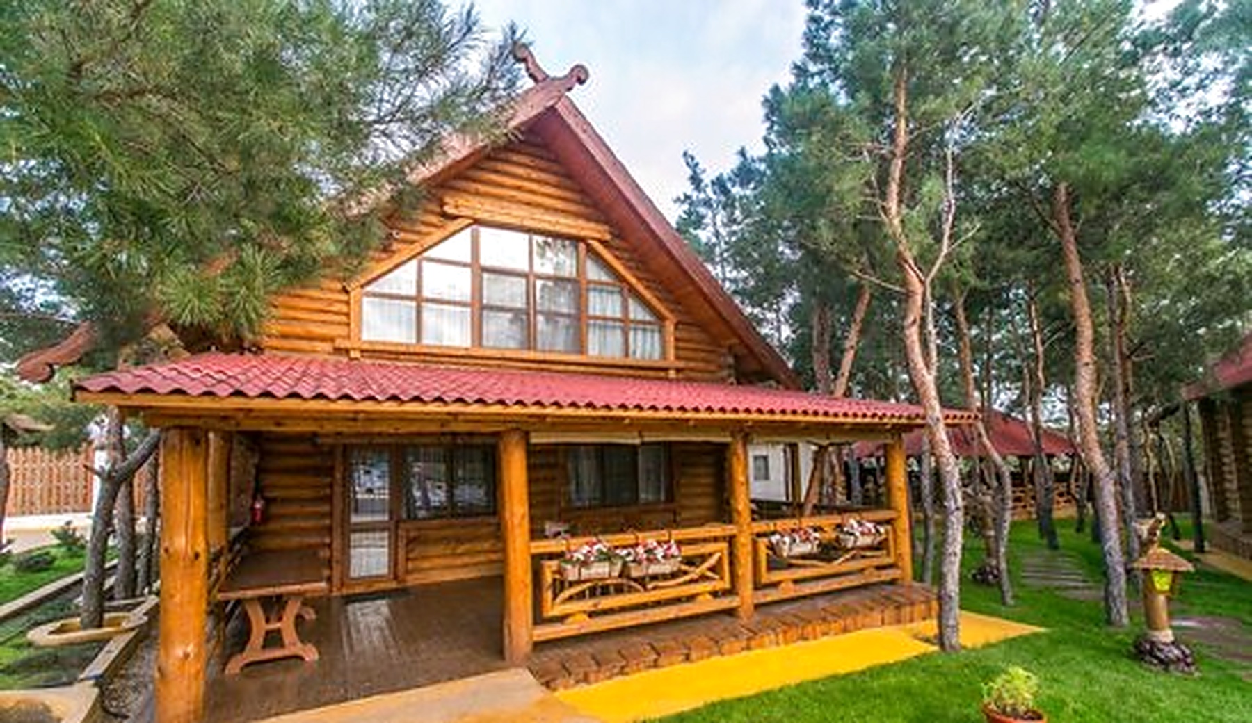 Дом с красной крышей среди сосен в Сосновом бору